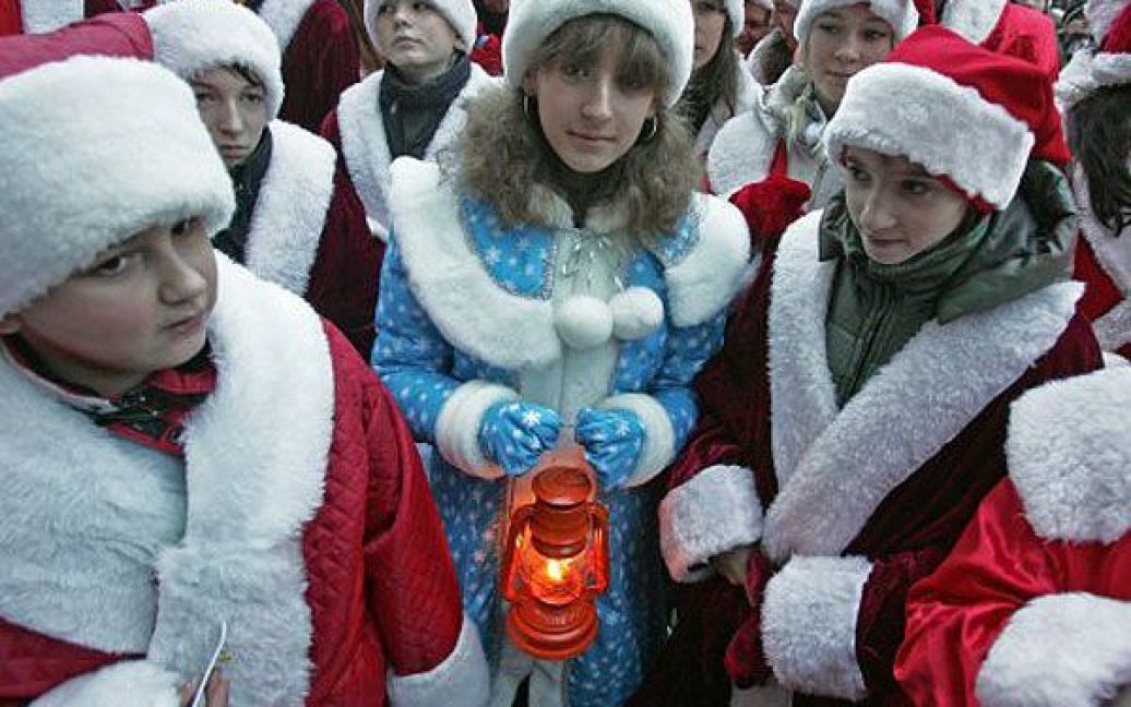 За традицією, юнаки та дівчата виголосили клятву Діда Мороза-волонтера, після чого отримали символ Вифлеємського вогню. / © УНІАН