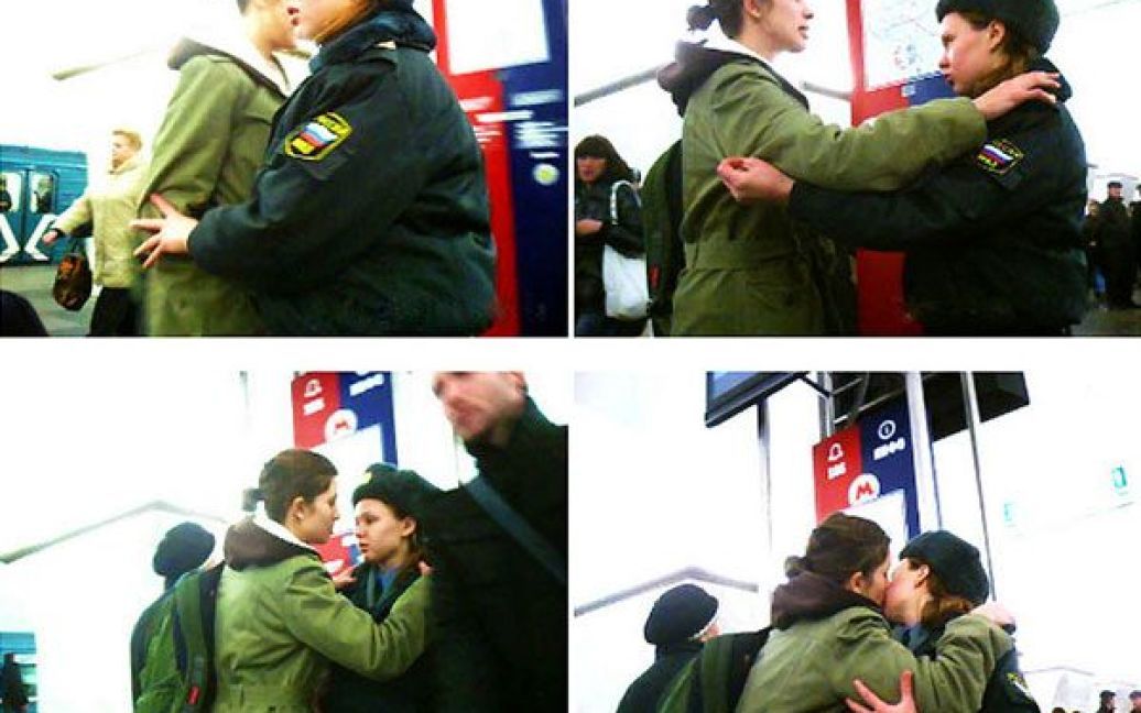 Учасниці акції кидалися з обіймами і поцілунками на жінок-правоохоронців в метро, в підземних переходах і просто на вулиці в центрі Москви. / © wisegizmo.livejournal.com