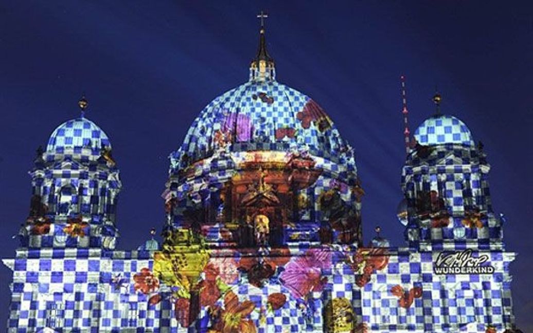 Німеччина, Берлін. Берлінський собор у кольоровому світлі під час щорічного Фестивалю вогнів у Берліні. / © AFP