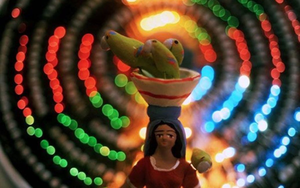 Сальвадор, Сан-Сальвадор. Різдвяні фігурки виставлені на продаж на вуличному ринку у Сан-Сальвадорі. Сальвадорські ремісники продають традиційні глиняні фігурки під час святкового сезону. / © AFP