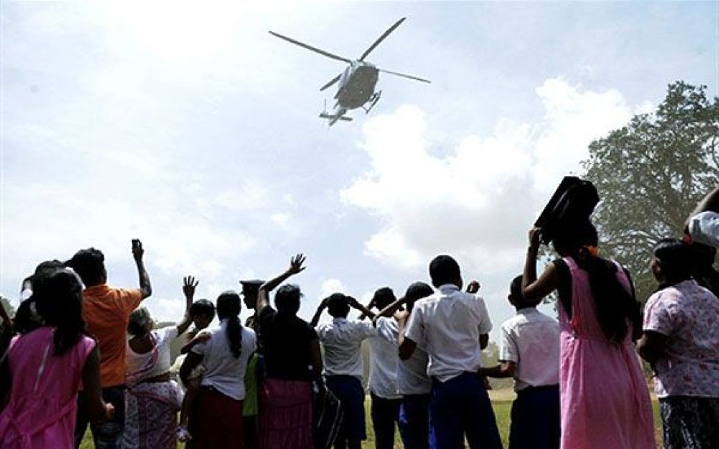 Шрі-Ланка. Жертви руйнівних повеней чекають на прибуття гелікоптера, на якому президент країни Махінда Раджапаксе відвідав район Полоннарува. ООН заявила, що шукає додаткові кошти для задоволення надзвичайних потреб жертв недавніх повеней, які були змушені залишити свої будинки. / © AFP