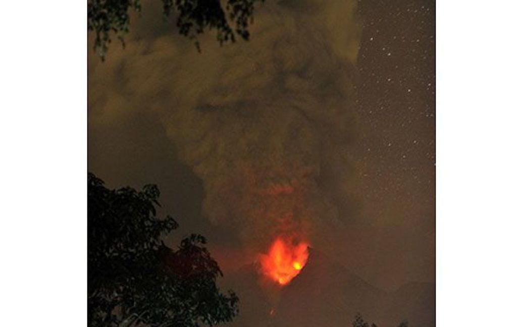 Індонезія, Клатене. Лава і попел від виверження вулкана Мерапі у провінції Центральна Ява на світанку. Авіакомпанії скасували щонайменше 36 рейсів у Джакарті через виверження найактивнішого вулкана Індонезії. / © AFP