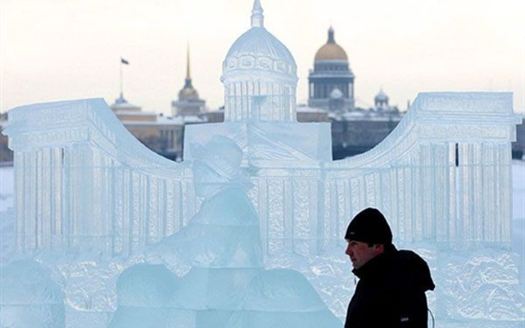 Росія, Санкт-Петербург. Чоловік проходить повз льодову скульптуру Казанського собору в центрі Санкт-Петербурга. / © AFP