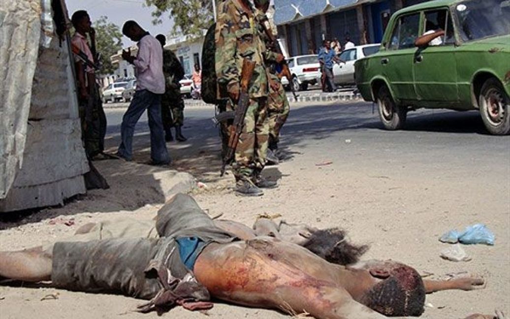 Сомалі, Могадішо. Військові проходять поруч з тілами двох бойовиків-ісламістів. Уряд Сомалі повідомив, що бойовики були вбиті під час зіткнень з поліцією. / © AFP