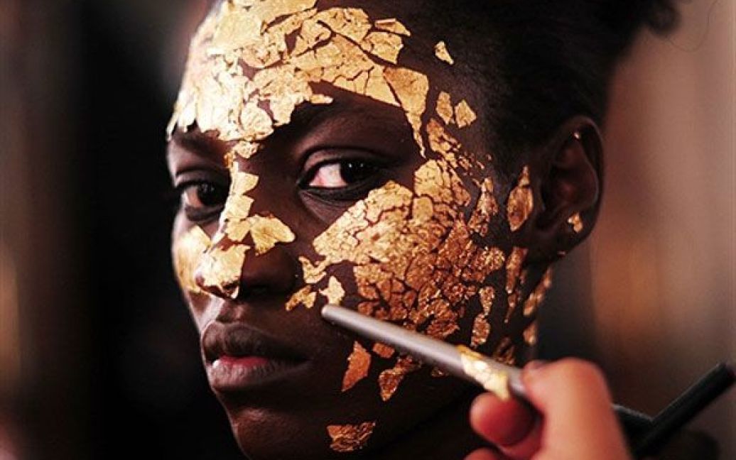 Великобританія, Лондон. Моделі на обличчя накладають макіяж для показу колекції від дизайнера Вів&rsquo;єн Вествуд за лаштунками Лондонського тижня моди. / © AFP
