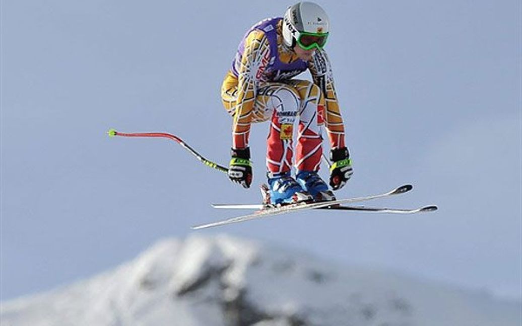 Австрія, Цаухензее. Канадська спортсменка Брітт Янік стрибає під час тренування за швидкісного спуску на Кубку світу з гірськолижного спорту. / © AFP