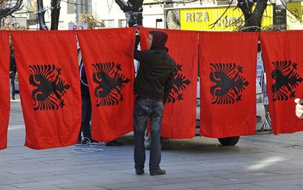 Сербія, Пріштіна. Чоловік, косовський албанець, продає албанські прапори у місті Пріштіна. 1 грудня у Косово почалась 10-денна кампанія підготовки до перших загальних виборів. Країна оголосила про свою незалежність, і ці вибори стануть серйозним випробуванням політичної зрілості нової країни. Двома основними претендентами на перемогу є Демократична партія Косово і Демократична ліга Косова під керівництвом Тачі і Іси Мустафи, відповідно. / © AFP