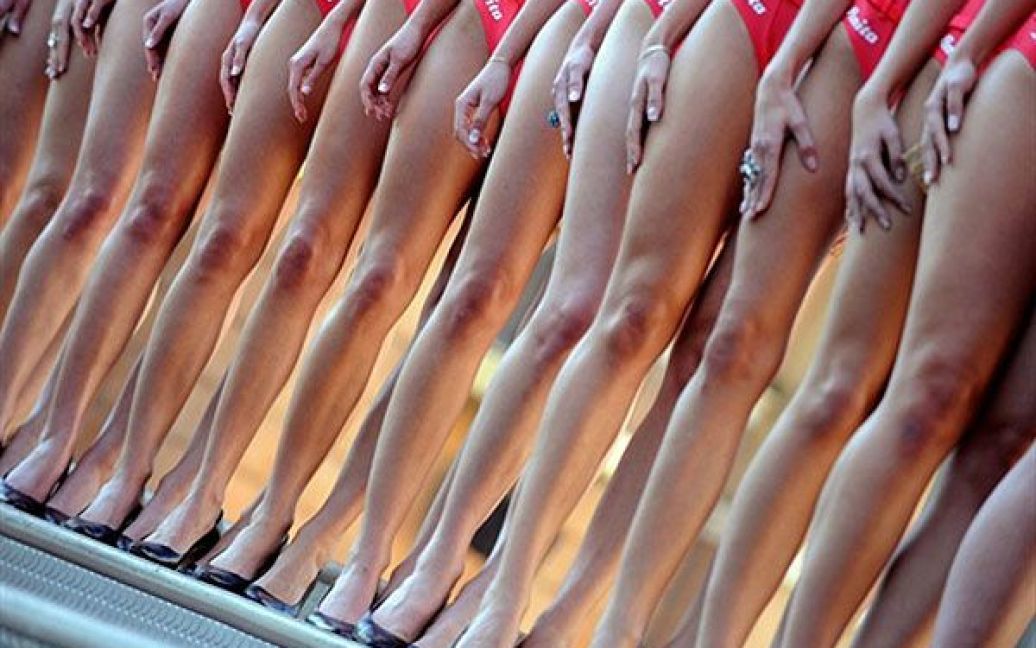Німеччина, Руст. Претендентки на титул "Міс Німеччина 2011" позують під час прес-конференції в місті Руст, південна Німеччина. Конкурс краси "Міс Німеччина 2011" відбудеться 12 лютого в парку "Europapark". / © AFP