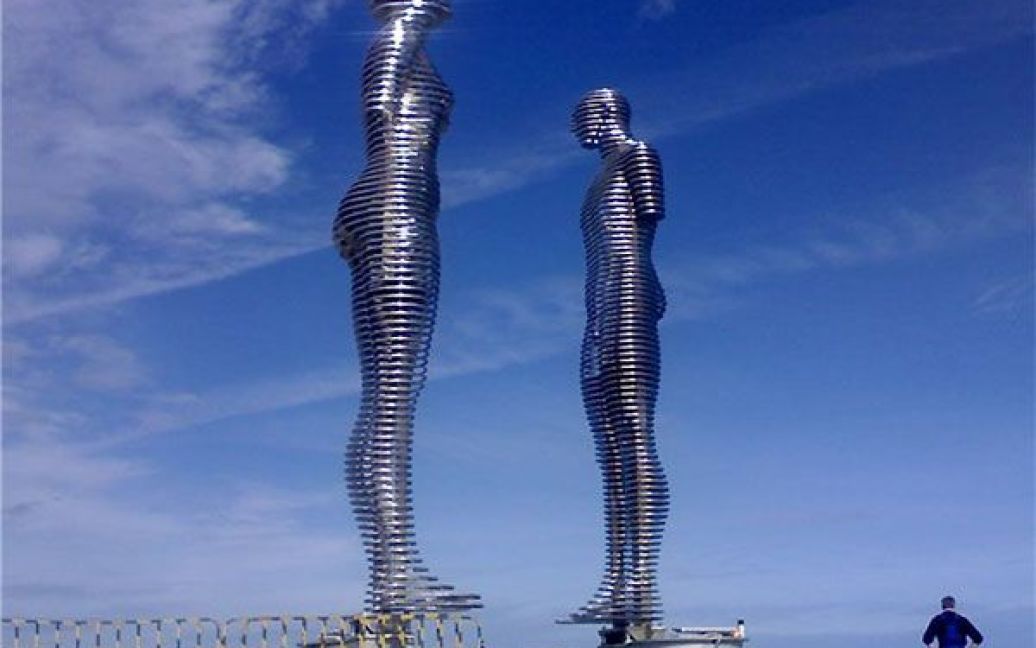 В грузинському місті Батумі встановили унікальну металеву скульптуру "Любов" роботи скульптора Тамара Квесітадзе. / © bigpicture.ru