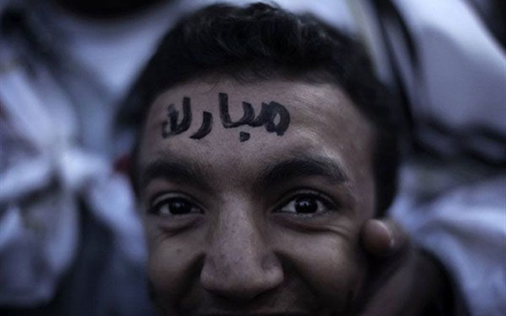 Єгипет, Каїр. Ім&#039;я президента Єгипту Хосні Мубарака написано на лобі його прихильника, який бере участь у протестах в Каїрі. Прибічники Мубарака атакували антиурядових демонстрантів, в результаті зіткнень щонайменше 500 людей були поранені, одна людина загинула. / © AFP