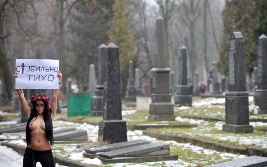 Одна з активісток руху FEMEN роздяглась на кладовищі на знак протесту проти "немовби стабільної" політики президента України Віктора Януковича. / © AFP