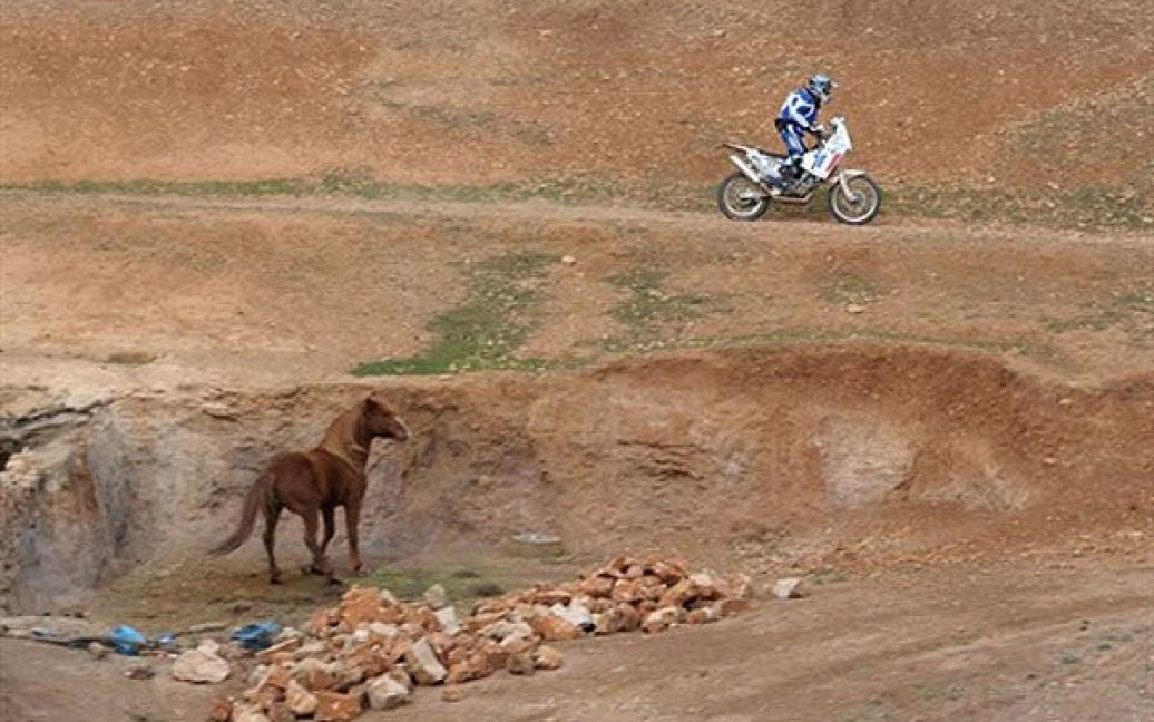 Марокко, Борх Бел Фрейсат. Французький гонщик Бруно Ндіайє веде свій KTM під час першого етапу третьої гонки "Африка Еко". Гонка "Африка Еко" почалася 29 грудня 2010 року у Надорі, Марокко, і триватиме 12 днів і 6000 кілометрів до Сенегалу. / © AFP
