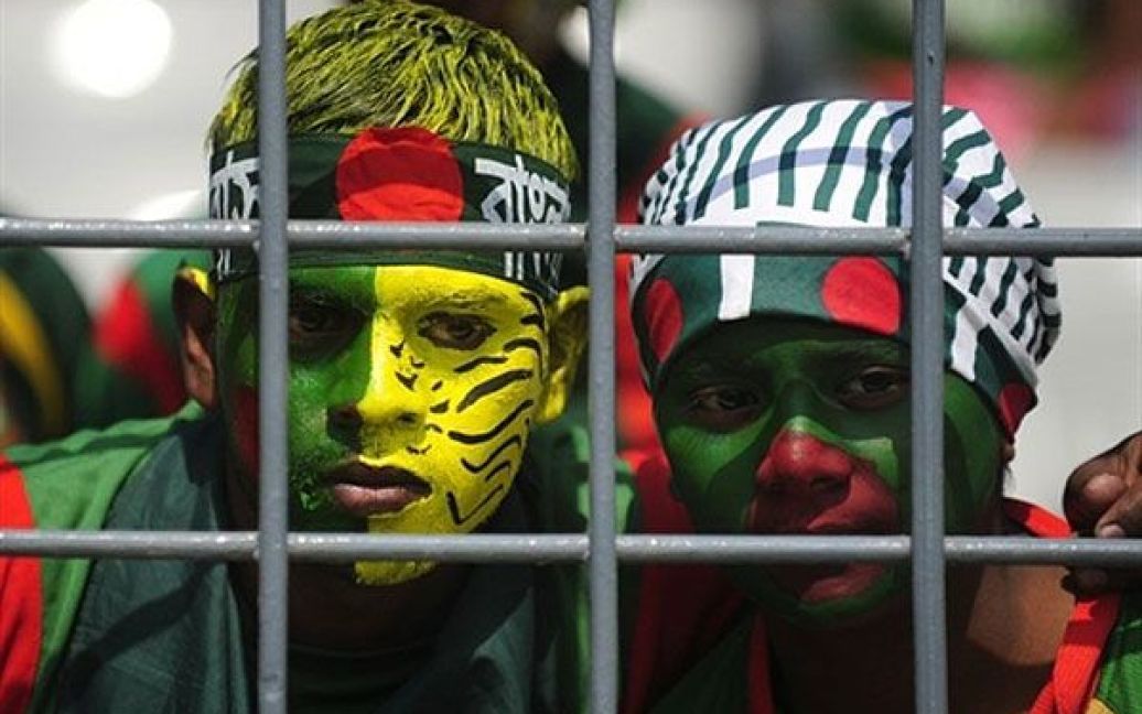 Бангладеш, Дакка. Фанати збірної Бангладешу з крикету із пофарбованими обличчями чекають на початок матчу Кубку світу з крикету між Бангладеш і Вест-Індією на Національному стадіоні у Дацці. / © AFP