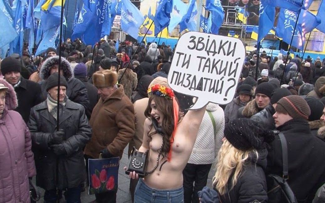 Оголені дівчата з руху FEMEN під час акції Партії регіонів у Києві звернулися зі своїм питанням до президента Віктора Януковича / © femen.livejournal.com