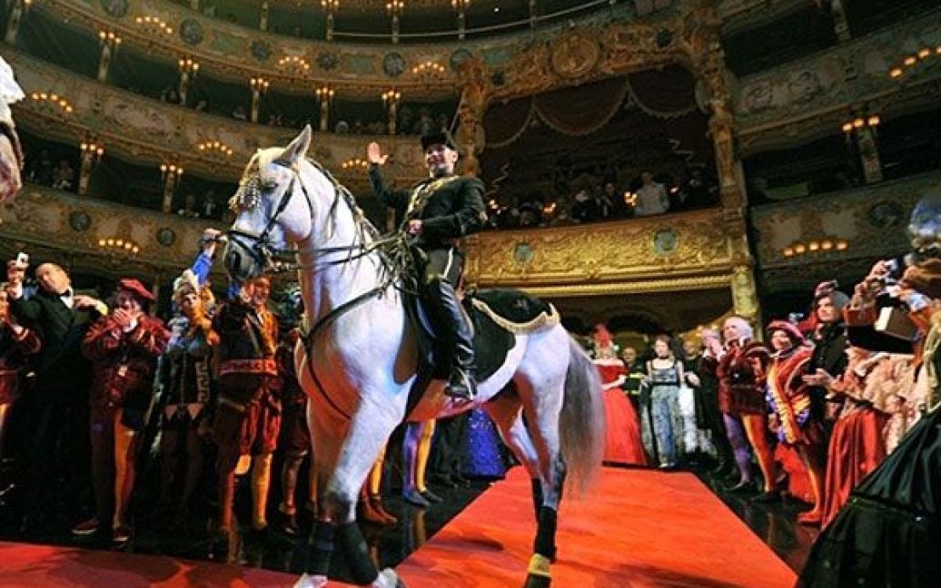 Італія, Венеція. Артист на коні в&#039;їздить до зали театру Ла Феніче у Венеції на початку "Cavalchina," історичного Венеціанського балу, який проводять щороку під час Венеціанського карнавалу. / © AFP