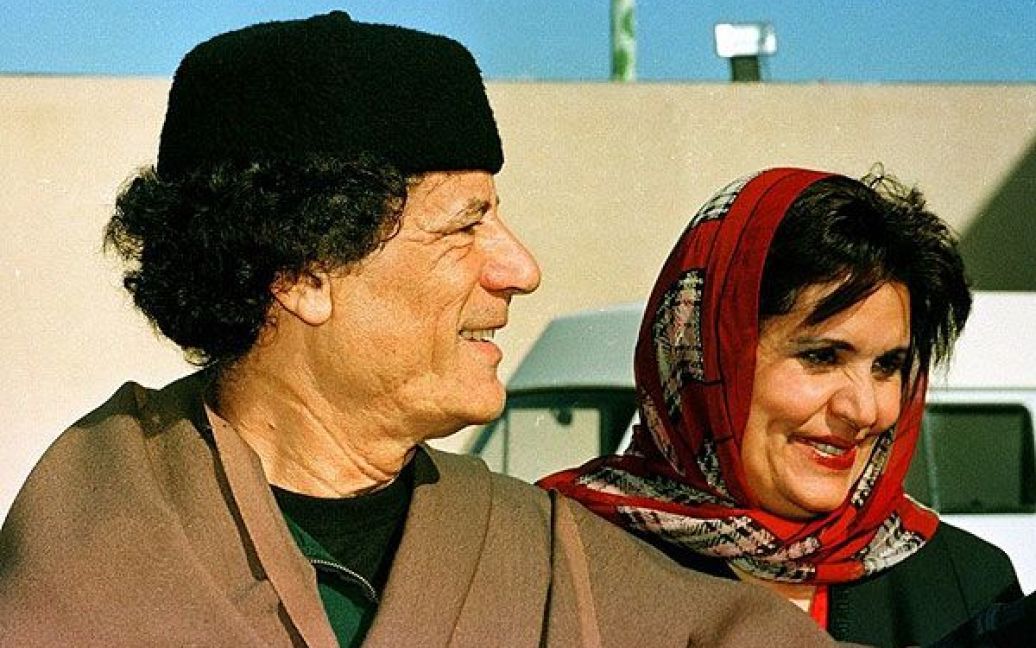 Каддафі та його дружина Сафія Фаркаш, 1997 рік. / © AFP