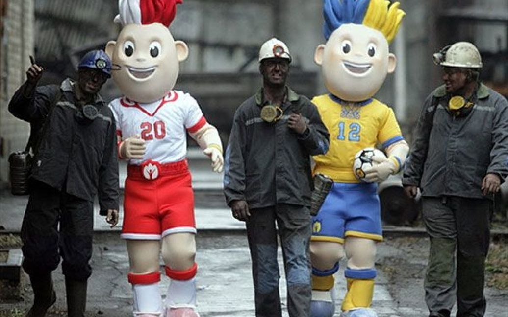 У Донецьку презентували близнюків-талісманів Євро-2012, вони зіграли у футбол з мером, зустрілися з шахтарями і спустились у шахту. / © AFP