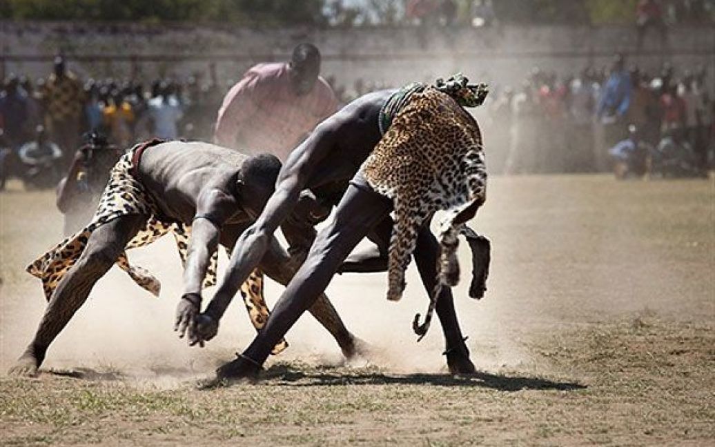 Судан, Джуба. На стадіоні у місті Джуба проходить фінальний поєдинок першої комерційної Ліги Судану з боротьби між борцями з племені "мундирі" і "дінка". / © AFP
