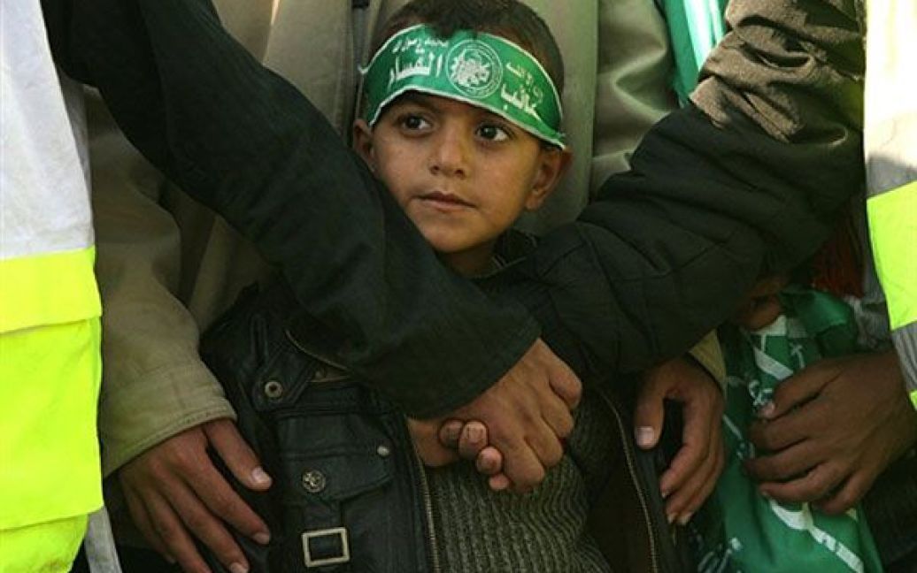 Хан-Юніс. Палестинський хлопчик разом із дорослими бере участь у демонстрації прихильників руху "Хамас" у центральній частині сектора Газа. Мітингувальники вимагали звільнення активістів ісламського джихаду з палестинських урядових в&#039;язниць на Західному березі. / © AFP