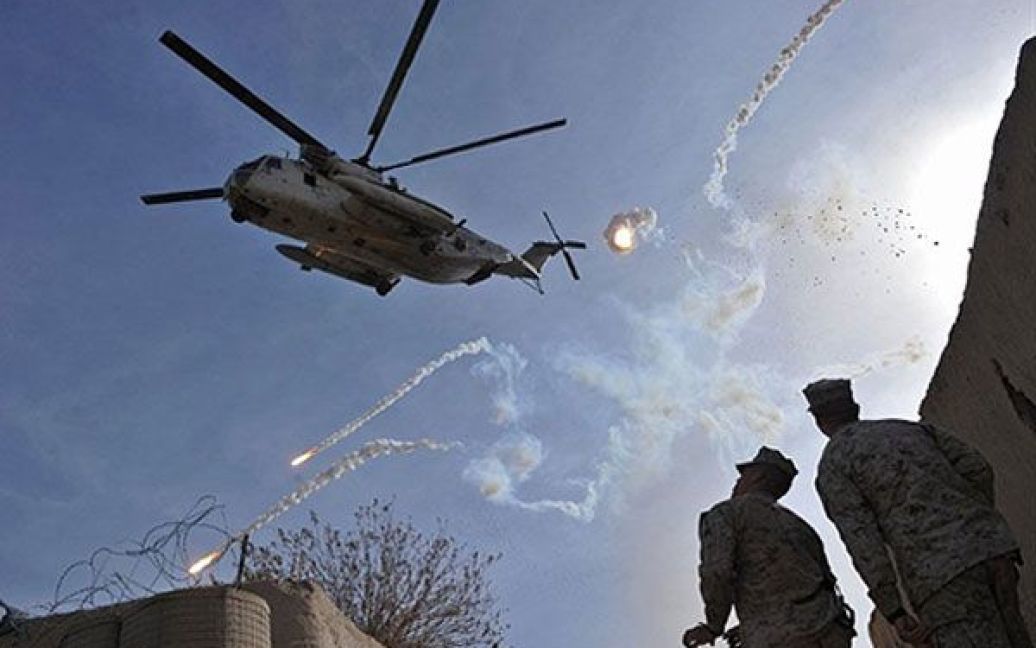 Афганістан, Муса-Кала. Американські морські піхотинці дивляться, як з гелікоптеру морської піхоти США CH-53 викидають фаєри. США і НАТО попередили, що іноземні солдати зіткнуться з подальшим насильством у Афганістані наступного року. / © AFP