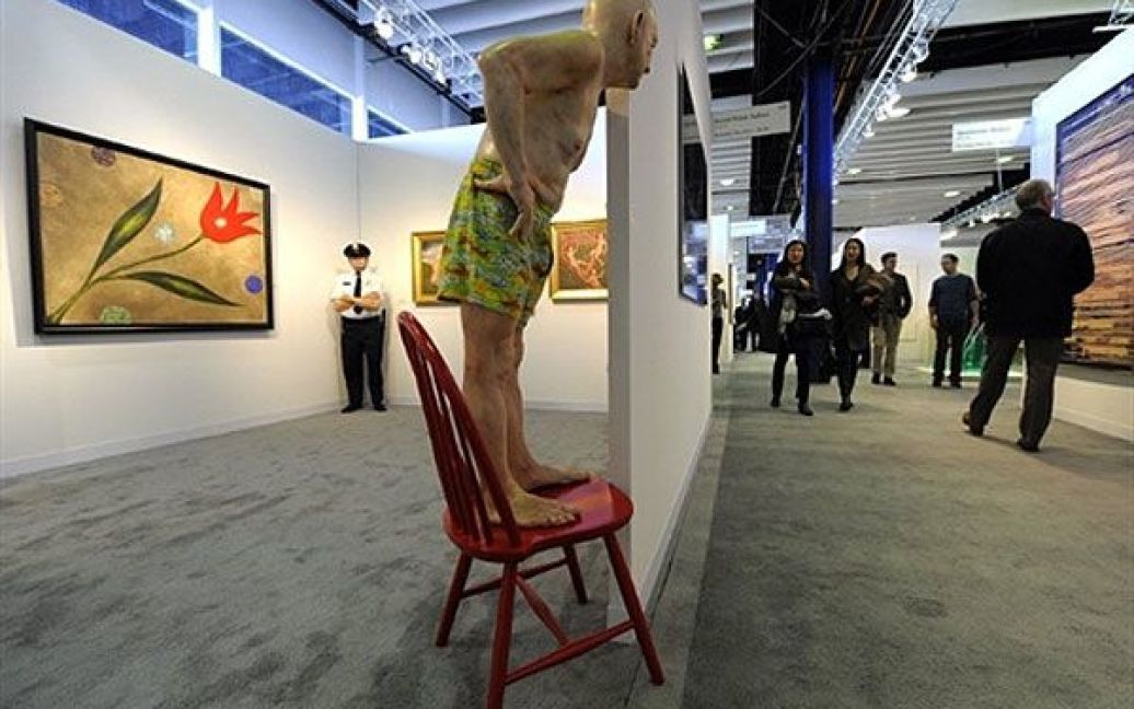 США, Нью-Йорк. Відвідувач проходить повз скульптуру "Brief Peek" художника Марка Сіяна, виставлену на "Armory Show 2011", одній з найбільш провідних подій у світі мистецтва. / © AFP