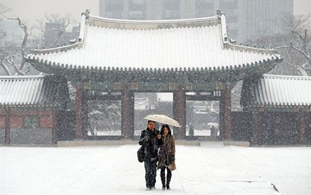 Республіка Корея, Сеул. Відвідувачі йдуть засніженим палацем Чангьон-Кун в центрі Сеула. / © AFP