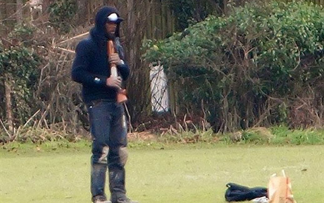 Великобританія, Лутон. Невідомий чоловік, озброєний дробовиком, вів переговори з озброєними співробітниками поліції, перед тим, як застрелитися у парку міста Лутон. Бойовик застрелився після 16-годинних переговорів з поліцією. / © AFP
