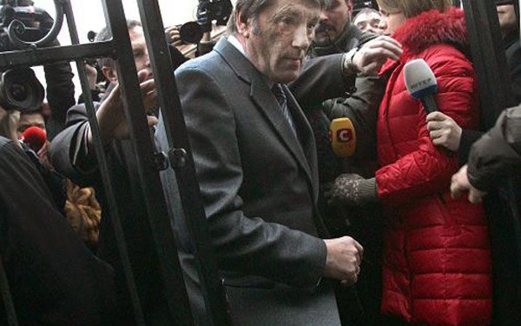 Ющенко увійшов під прикриттям охоронця до будівлі Генпрокуратури, так і не поспілкувавшись із журналістами. / © УНІАН