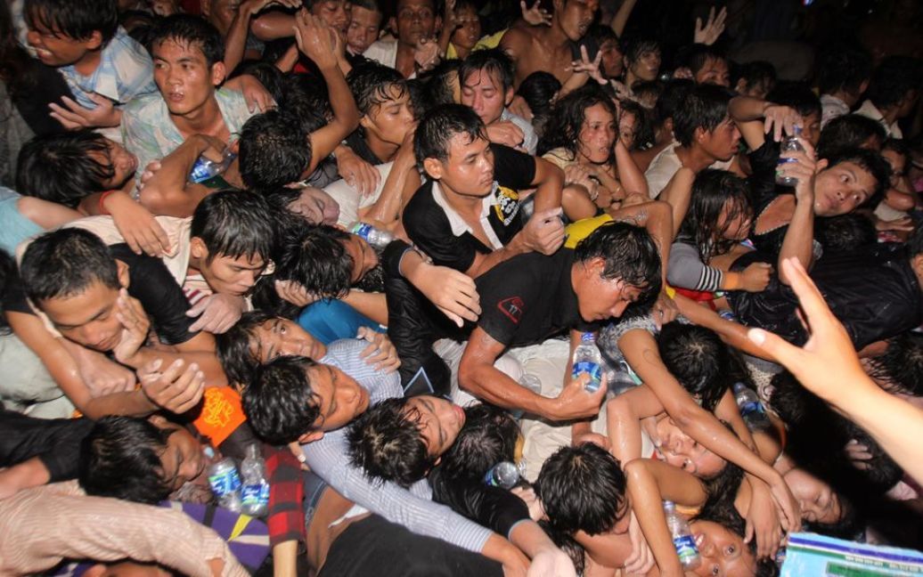 Натовп жителів Камбоджі під час тисняви, що виникла на останній день святкування фестивалю води у Пномпені. У тисняві загинули близько 350 осіб, сотні отримали поранення. (AP Photo / Heng Sinith) / © The Boston Globe