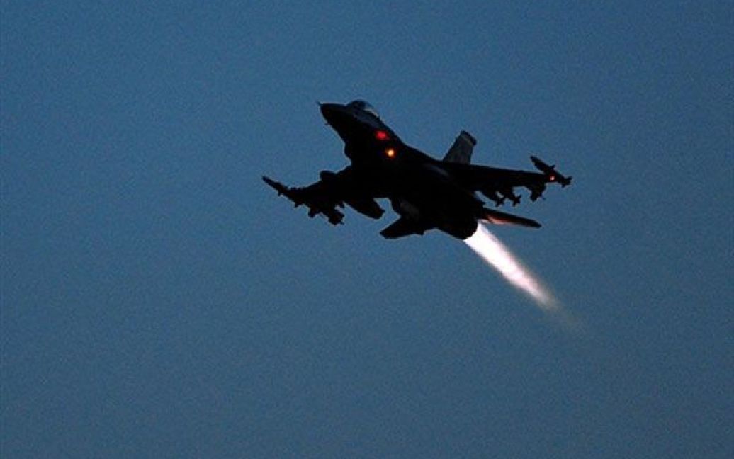 Італія, Авіано. Аериканський літак F16 злітає з авіабази "Авіано". США, Великобританія і Франція здійснили обстріл Лівії ракетами "Томагавк" і нанесли кілька повітряних ударів по силах Муаммара Каддафі. / © AFP