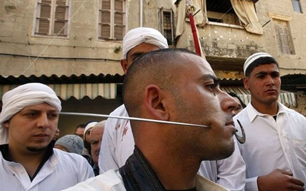 Ліван, Сидон. Ліванські суфії проколюють свої тіла металевими прутами під час церемонії, присвяченої народженню пророка Мухаммеда, у південному портовому місті Сидон. / © AFP