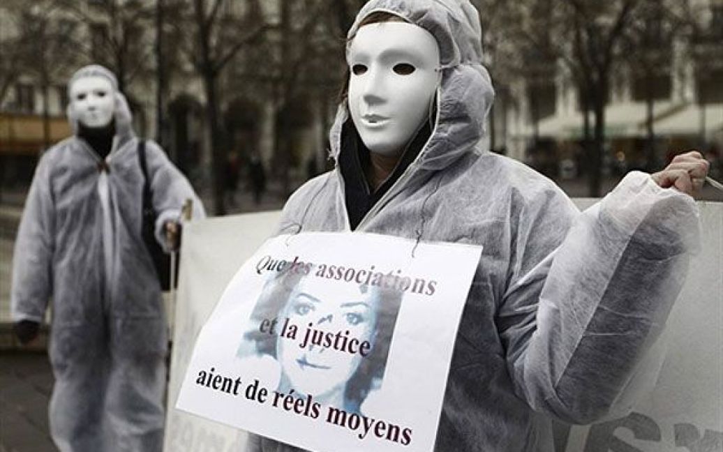 Франція, Париж. Жінки, одягнені у білий одяг і білі маски, беруть участь у акції протесту, яку організувала правова група "Ні повіям, ні підкоренню" в рамках Міжнародного дня боротьби із насильством щодо жінок. / © AFP