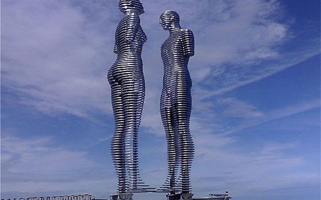 Нова скульптура, на яку автора надихнув роман Курбан Саїда "Алі і Ніно", встановлена на в&rsquo;їзді в Батумі на березі моря / © bigpicture.ru