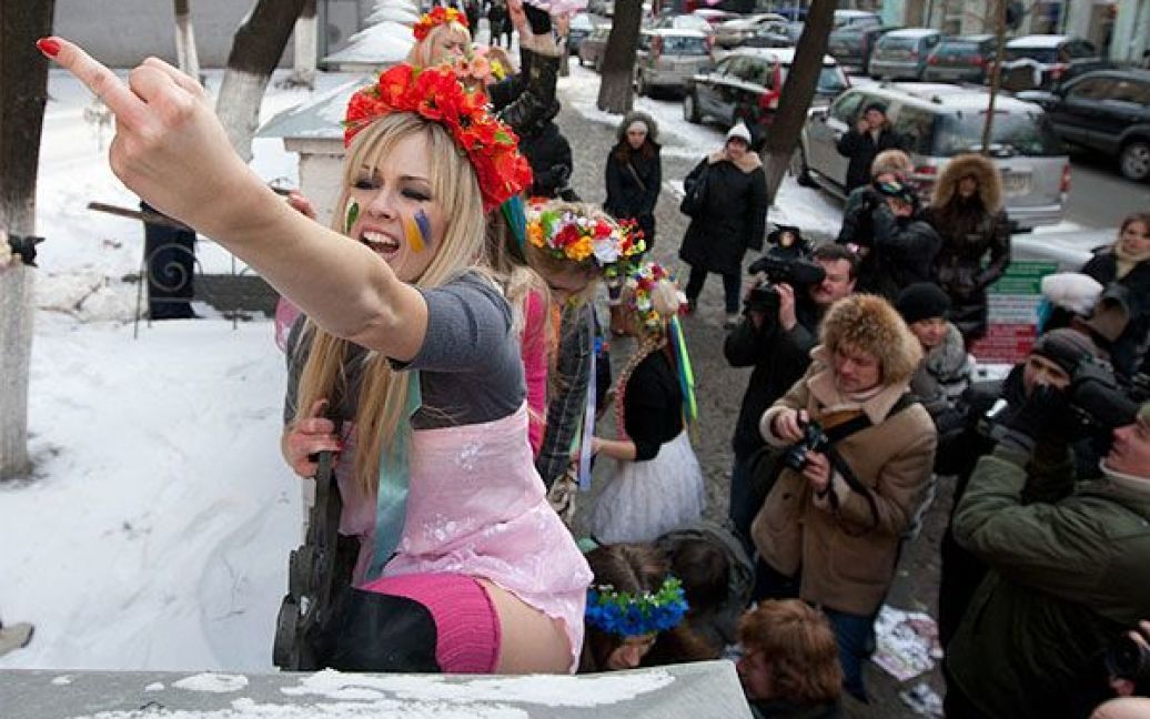 Жіночий рух FEMEN провів чергову мирну демонстрацію під будівлею посольства Італії під гаслами "Італія - не бордель". / © Жіночий рух FEMEN