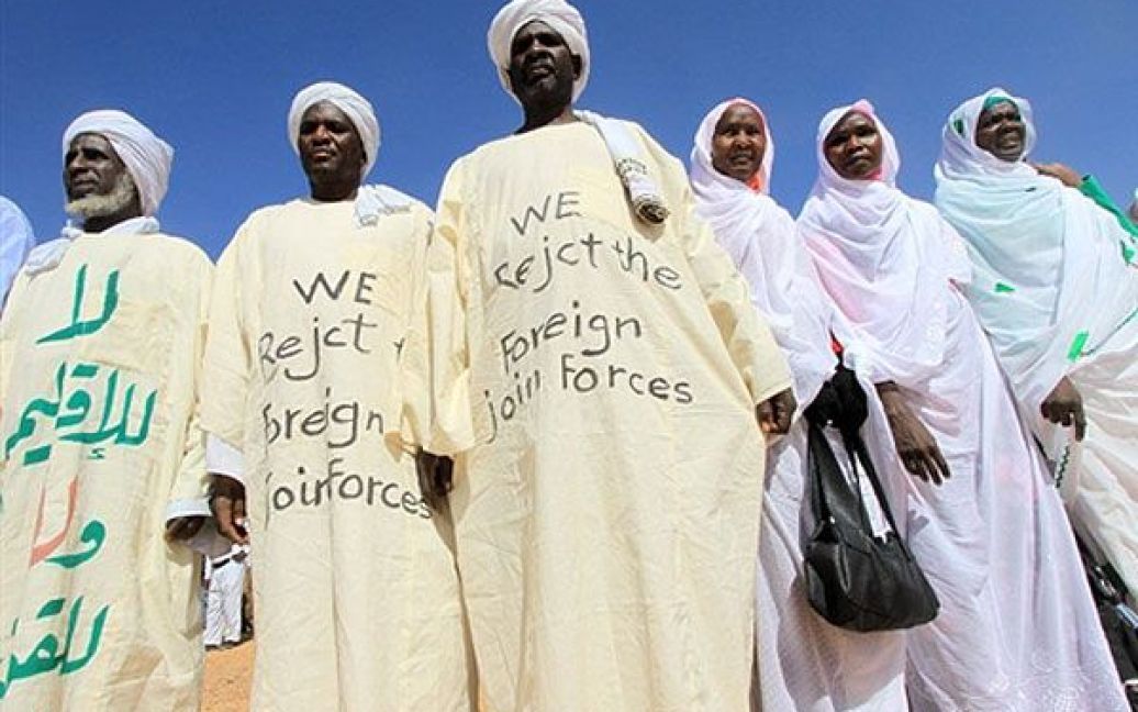Судан, Генейне. Суданці протестують проти візиту катарського міністра
закордонних справ Ахмеда бен Абдалли аль-Махмуда до міста Генейне,
столиці штату Західний Дарфур. / © AFP