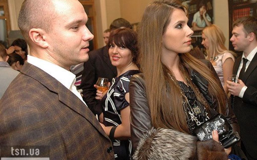 Антоніну Паперну все частіше можна бачити з молодим чоловіком Павлом, який думає, що за ними стежать / © ТСН.ua