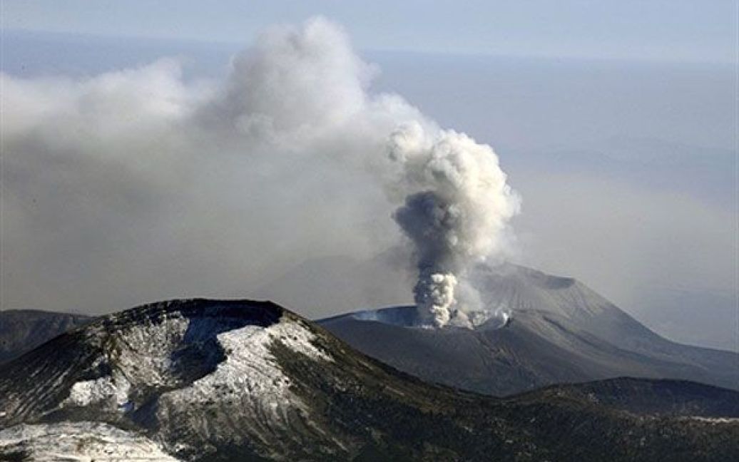 Потужне виверження вулкана Сінмое на горі Кірісіма на південному японському острові Кюсю призвело до випадіння попелу у 12 містах і селищах острова. / © AFP