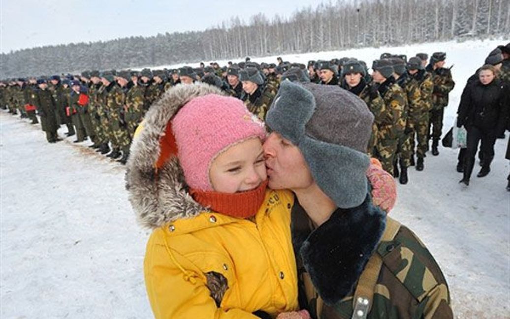 Білорусь, Борисов. Білоруський солдат цілує дівчинку після церемонії прийняття присяги у місті Борисов поблизу Мінська. / © AFP