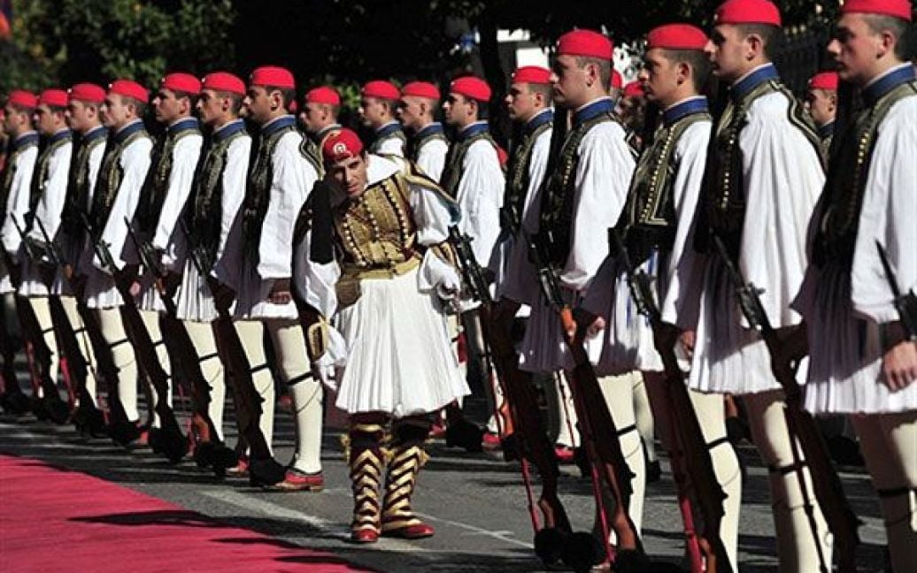 Греція, Афіни. Солдати президентської гвардії (Evzones) Греції готуються до урочистої вітальної церемонії Президента в Афінах. / © AFP