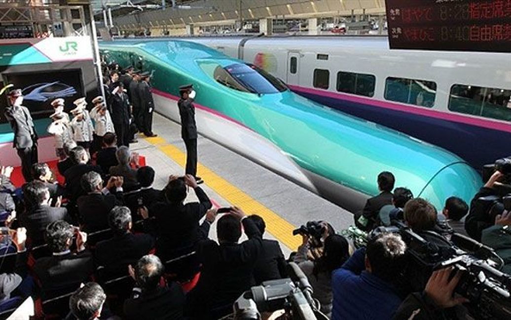 Японія, Токіо. Японський новий високошвидкісний поїзд "Хаябуса" відбуває зі станції у Токіо після офіційної церемонії запуску. Поїзд "Хаябуса", який розвиває швидкість до 300 кілометрів на годину, курсуватиме між Токіо і Аоморі, на півночі Японії. / © AFP