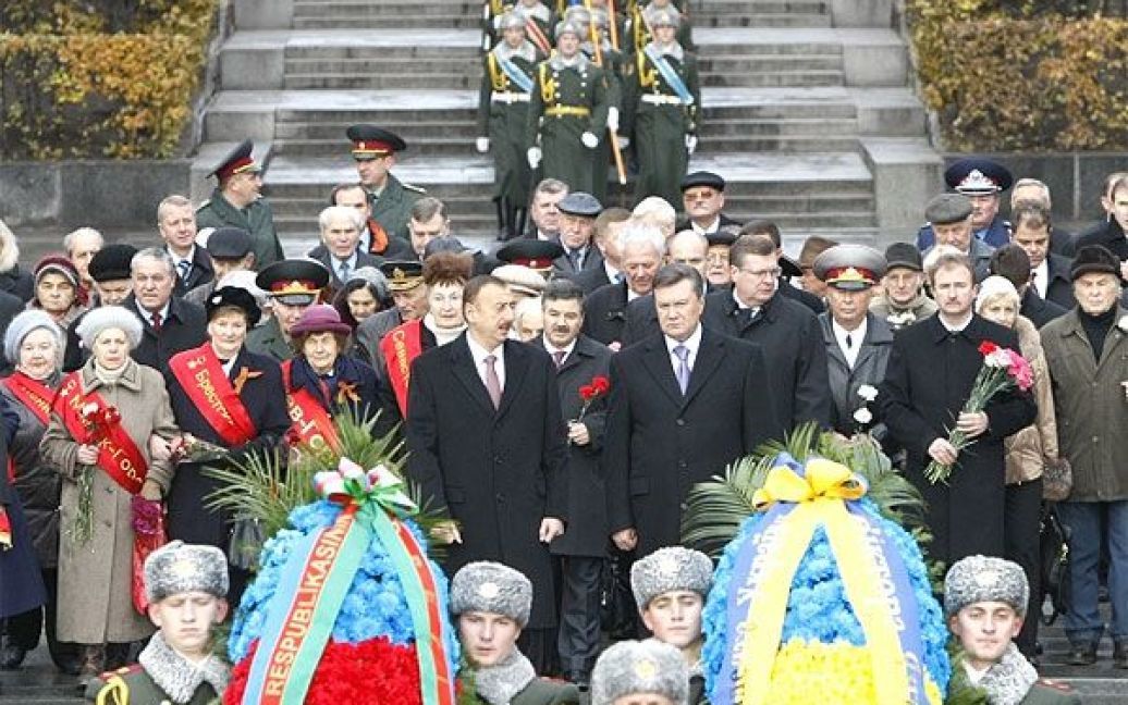 Ільхам Алієв і Віктор Янукович взяли участь у церемонії покладання вінків до Могили Невідомого солдата в Парку Слави в Києві. / © President.gov.ua