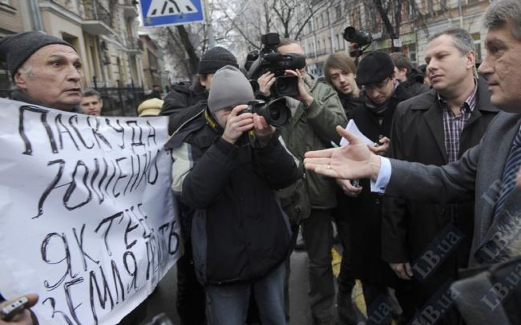 Спілкуванню екс-президента із журналістами перешкодив конфлікт, який виник між Ющенком і невідомим громадянином. / © Левый берег