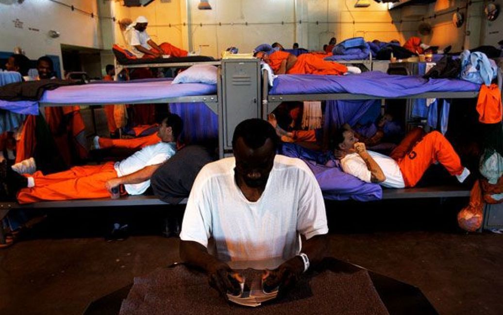 46-річний Джон Мікс тасує карти у Каліфорнійській в&#039;язниці, де знаходиться 4600 ув&#039;язнених, хоча в&#039;язниця вміщає вдвічі менше. Справа по боротьбі з "перенаселенням" у в&#039;язниці може потрапити до Вищого суду США. (Gary Friedman/Los Angeles Times) / © Los Angeles Times