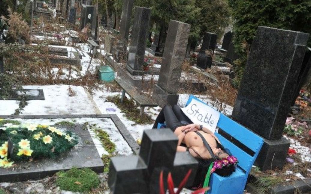 Одна з активісток руху FEMEN роздяглась на кладовищі на знак протесту проти "немовби стабільної" політики президента України Віктора Януковича. / © AFP