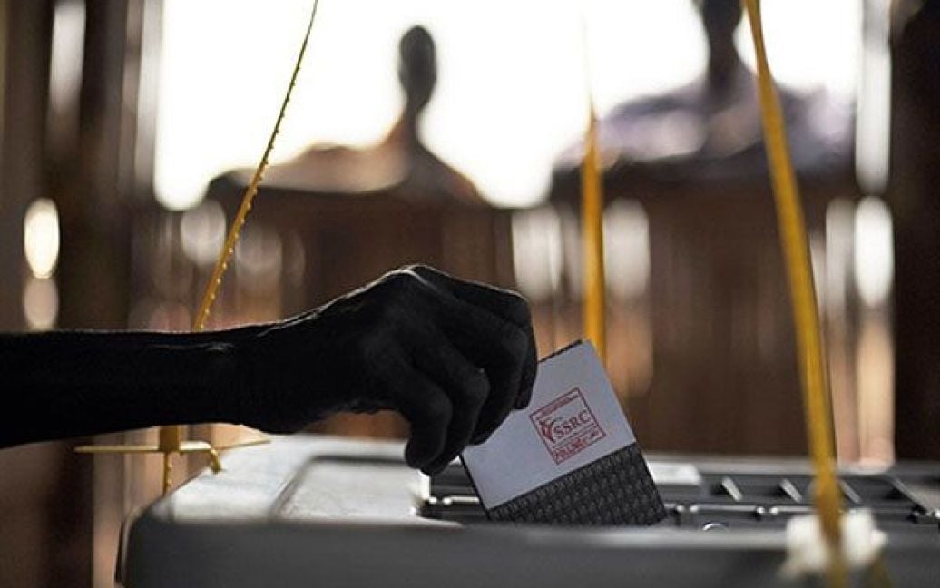 Судан, Джуба. Виборець з Південного Судану кидає бюлетень в урну під час голосування на місцевій виборчій дільниці на околиці Джуби. В Судані провели тижневий референдум з питань незалежності. Очікується, що, за результатами референдуму, відбудеться розділ найбільшої у Африки нації і створення 193-ої держави-члена ООН. / © AFP