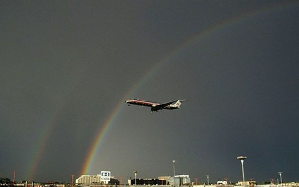США, Лос-Анджелес. Подвійна веселка над Лос-Анджелесом. Пасажирський літак сідає у міжнародному аеропорту Лос-Анджелеса після потужних злив у Південній Каліфорнії. / © AFP