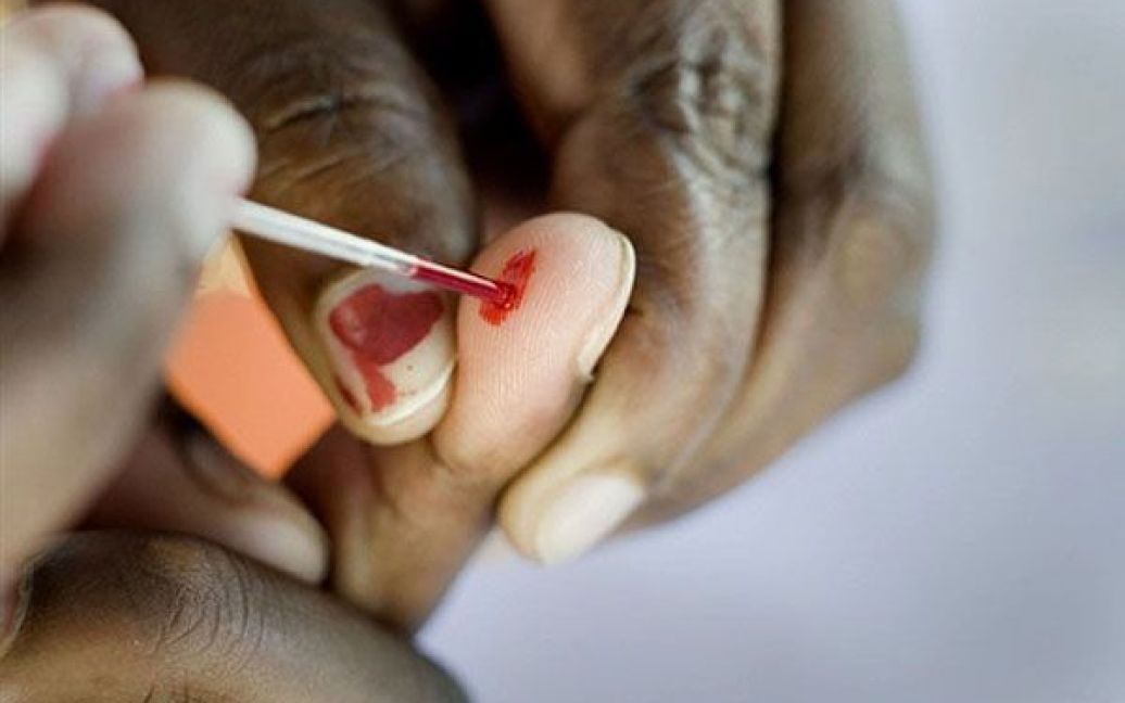 Південна Африка, Кейптаун. Людина здає кров у моментальній лабораторії для проведення аналізу на СНІД. Подібні лабораторії розгорнули у передмісті Кейптауна в Міжнародний день боротьби зі СНІДом. За оцінками ООН, у Південній Африці, країні із майже 50-мільйонним населенням, близько 5,6 млн. осіб є ВІЛ-інфікованими. / © AFP