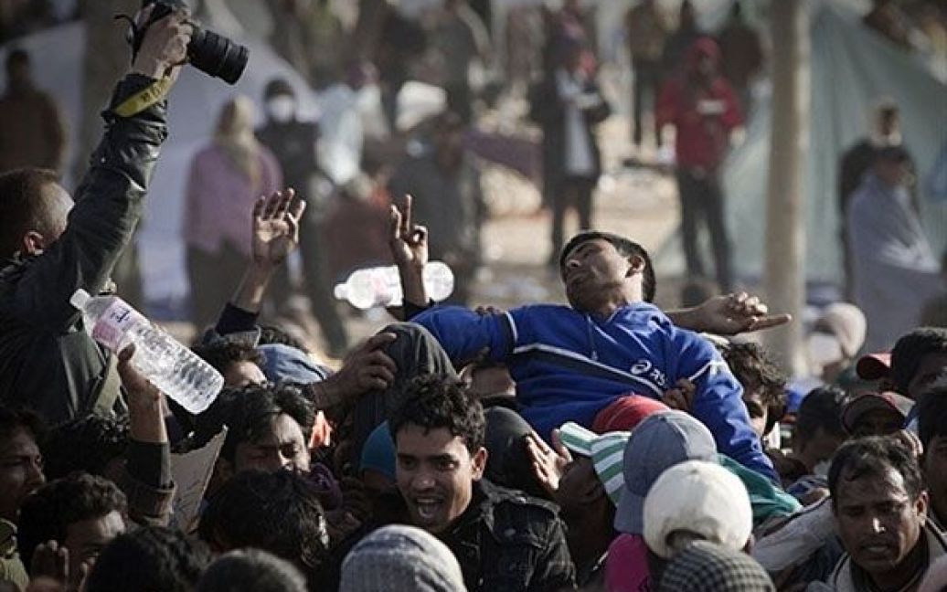 Туніс. Чоловік втратив свідомість під час демонстрації у таборі біженців, коли тисячі людей вимагали їжі та допомоги. / © AFP