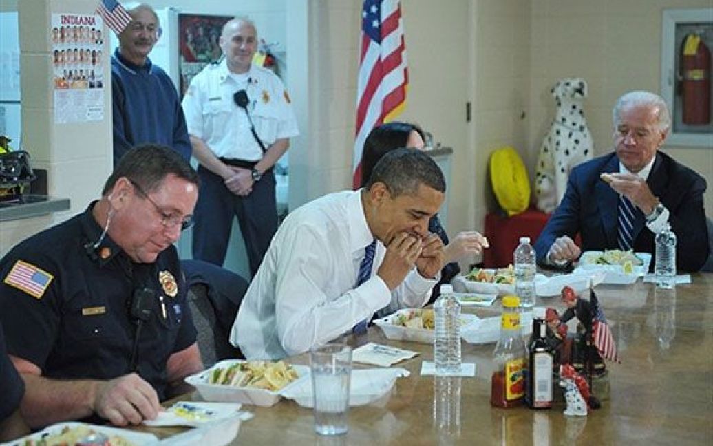 США, Кокомо. Президент США Барак Обама і віце-президент США Джо Байден спілкуються з пожежними під час обіду після відвідування пожежної бригади у Кокомо, штат Індіана. / © AFP