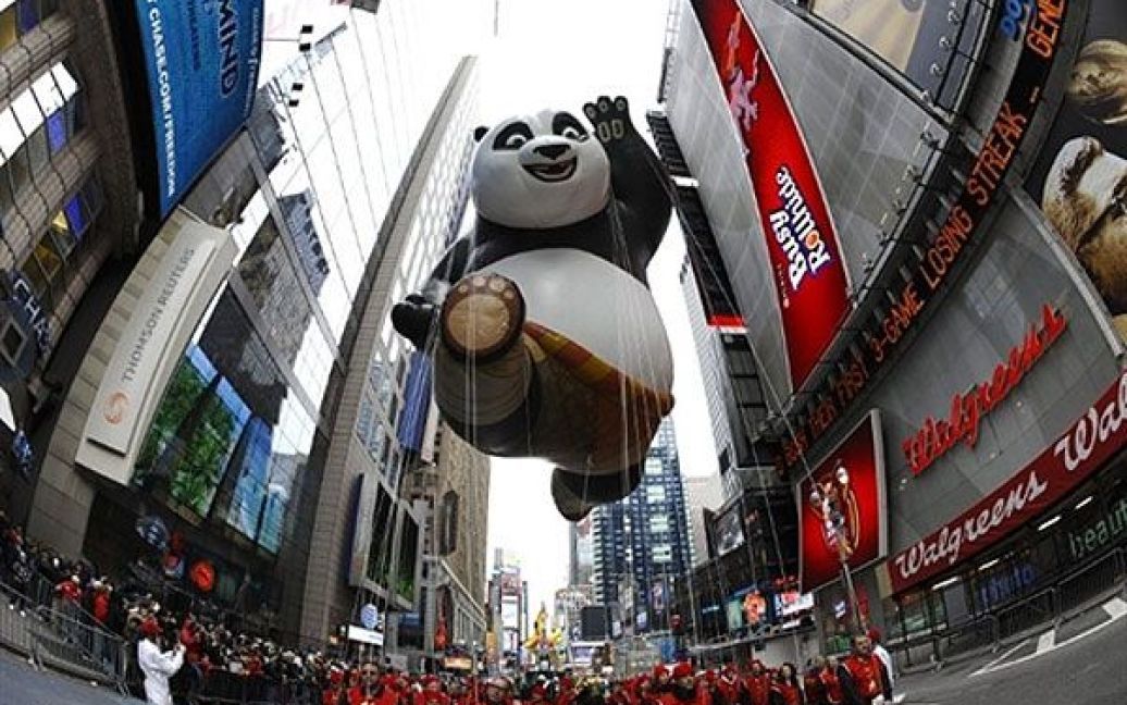 США, Нью-Йорк. Ляльку Kung Fu Panda несуть Бродвеєм і Таймс-сквер під
час 84-го щорічного параду, який проводять на День Подяки у Нью-Йорку. / © AFP